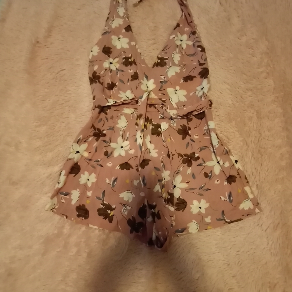 A romper - Picture 2 of 2